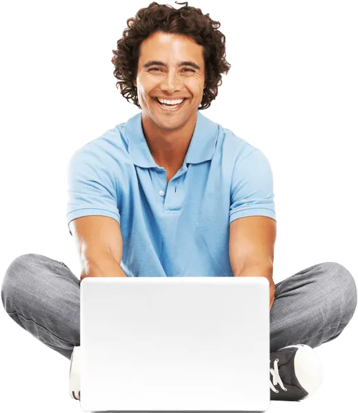 Estudiante sonriendo frente a su laptop